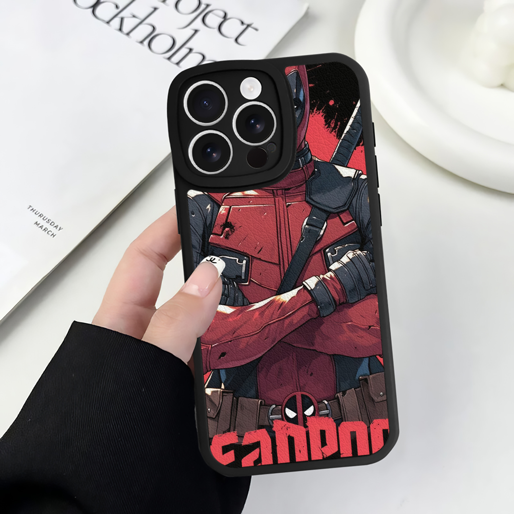 （画像用） Deadpool デッドプール 【iPhone 16シリーズ対応】シリコンスマホケース（レザー調） 材質：シリコン